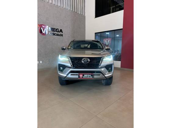 TOYOTA HILUX SW4 2.8 D-4D TURBO DIESEL SRX 7L 4X4 AUTOMÁTICO